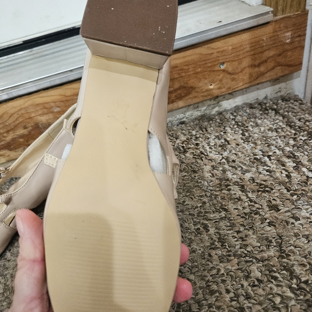 NEW NINE WEST Women's Patent Dress Pump - Size 9 - Picture 4 of 6
